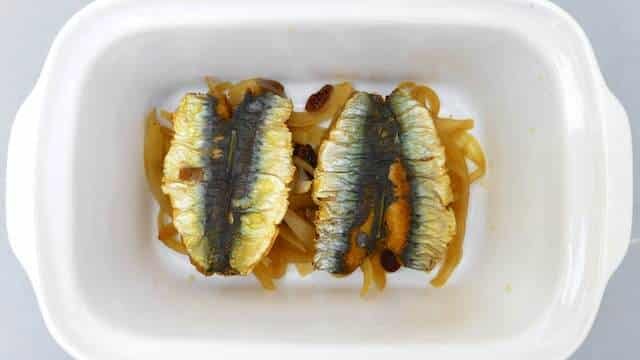 Venetian sarde in saor: a sweet and sour sardine recipe with vinegar pickled onions, raisins and pine nuts... Lovely lunch idea to make a day in advance!