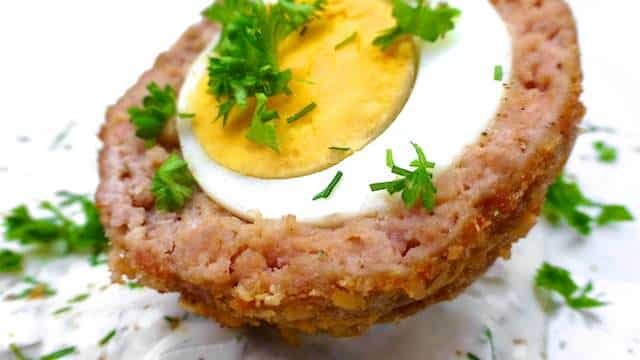 Easy Scotch Eggs Recipe with Yogurt Sauce This scotch eggs recipe is a summer version of a Belgian classic: scotch eggs in tomato sauce. Here we call them bird's nests.
