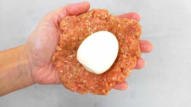 This scotch eggs recipe is a summer version of a Belgian classic: scotch eggs in tomato sauce. Here we call them bird's nests.