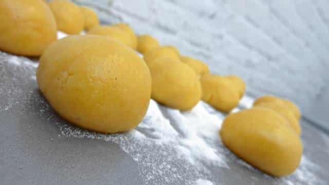 These crunchy sesame seed cookies are hard to ignore once they come out of the oven, they smell wonderfully freshly baked.