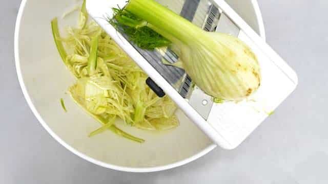 This raw shaved fennel salad is a perfect side dish for grilled fish. Light, fresh and crunchy: that's all I was looking for.