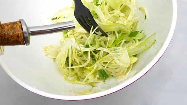 This raw shaved fennel salad is a perfect side dish for grilled fish. Light, fresh and crunchy: that's all I was looking for.