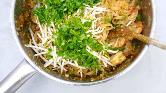 Shrimp pad thai recipe, a Thai classic noodle dish! Let’s make a silky and sugary shrimp pad thai recipe tonight for dinner!