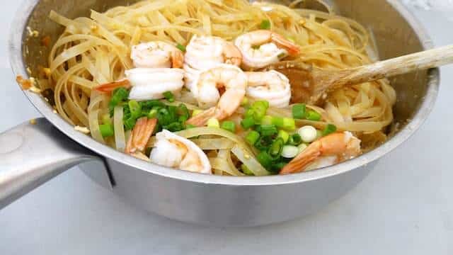 Shrimp pad thai recipe, a Thai classic noodle dish! Let’s make a silky and sugary shrimp pad thai recipe tonight for dinner!