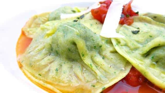 Easy Spinach Ravioli with Fresh Pasta My starry spinach ravioli with fresh pasta started off as an experiment: how to extract and obtain natural food coloring...