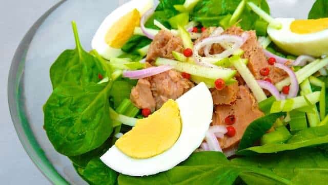 Easy Spinach Salad Recipe with Tuna My crispy spinach salad recipe with tuna: a light but very filling healthy lunch salad recipe that doesn’t break the budget...