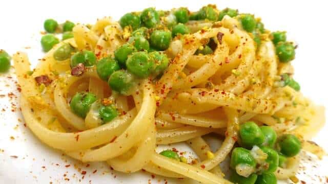 Easy Vegetarian Carbonara Recipe An interesting vegetarian carbonara recipe with buttery peas, eggs, pasta and a salted pistachio crumble! Ready in a handful of minutes!