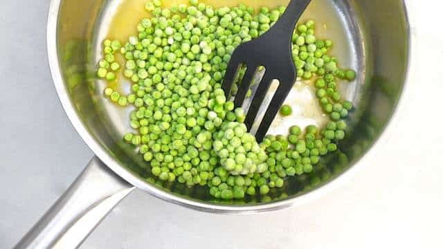 An interesting vegetarian carbonara recipe with buttery peas, eggs, pasta and a salted pistachio crumble! Ready in a handful of minutes!