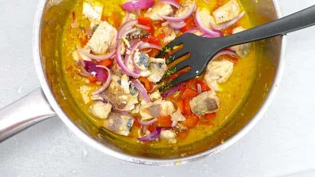 Discover this exotic fish vindaye poisson: it is a fresh onion, vinegar and fish 'curry' from the island of Mauritius! Enjoy!