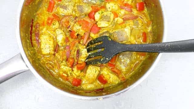 Discover this exotic fish vindaye poisson: it is a fresh onion, vinegar and fish 'curry' from the island of Mauritius! Enjoy!