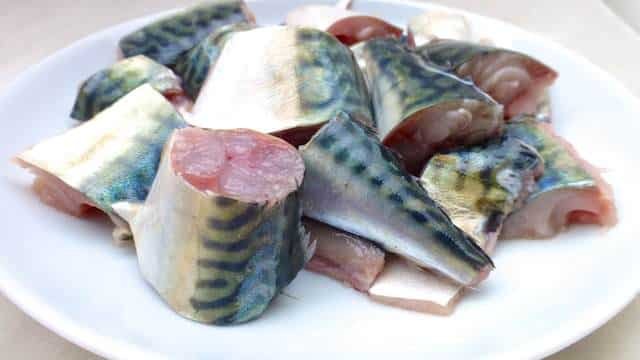 Discover this exotic fish vindaye poisson: it is a fresh onion, vinegar and fish 'curry' from the island of Mauritius! Enjoy!