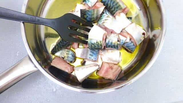 Discover this exotic fish vindaye poisson: it is a fresh onion, vinegar and fish 'curry' from the island of Mauritius! Enjoy!