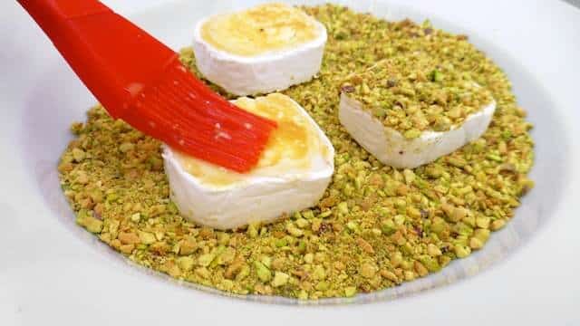 My delicious warm goat cheese salad: this salad is a colorful, light and vegetarian starter, lunch or dinner idea! I love that pistachio crumble!