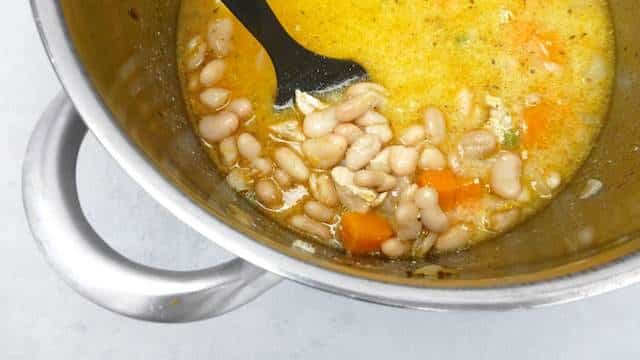 Here's a chunky white chicken chili recipe with white beans, lime and sweet potato instead of the classic black beans and meat mince!