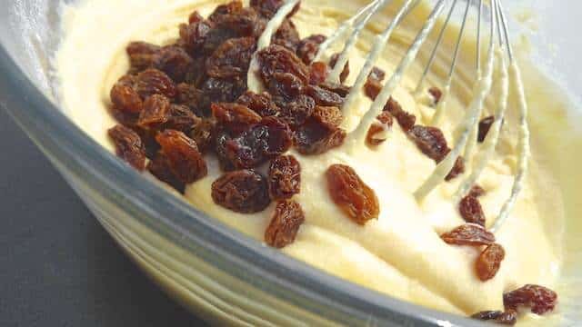 Here is the fluffiest raisin and yogurt cake recipe you will ever make! Light and sugary, the perfect afternoon treat for your cup of tea or coffee!