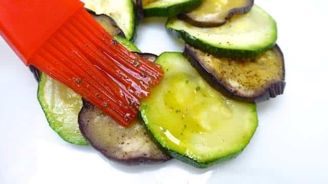 Healthy, light and easy to prepare: this grilled eggplant and zucchini carpaccio has it all. And you can easily prep this one a day in advance.