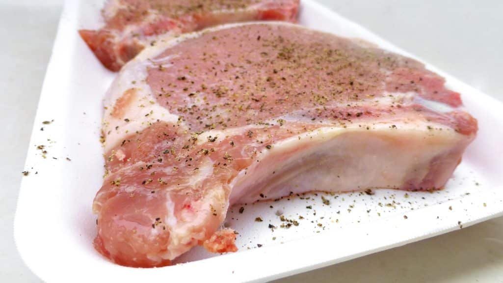My pork chops crosse and blackwell style: sizzling pork chops in a piccalilli cream sauce... This dinner is ready in 30 minutes!