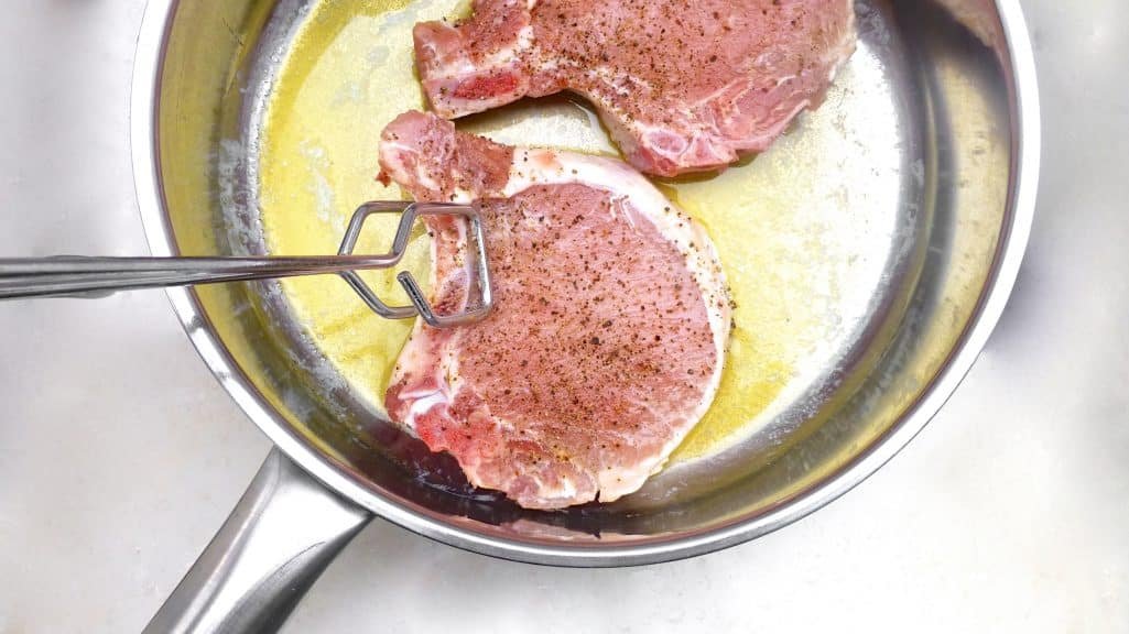 My pork chops crosse and blackwell style: sizzling pork chops in a piccalilli cream sauce... This dinner is ready in 30 minutes!