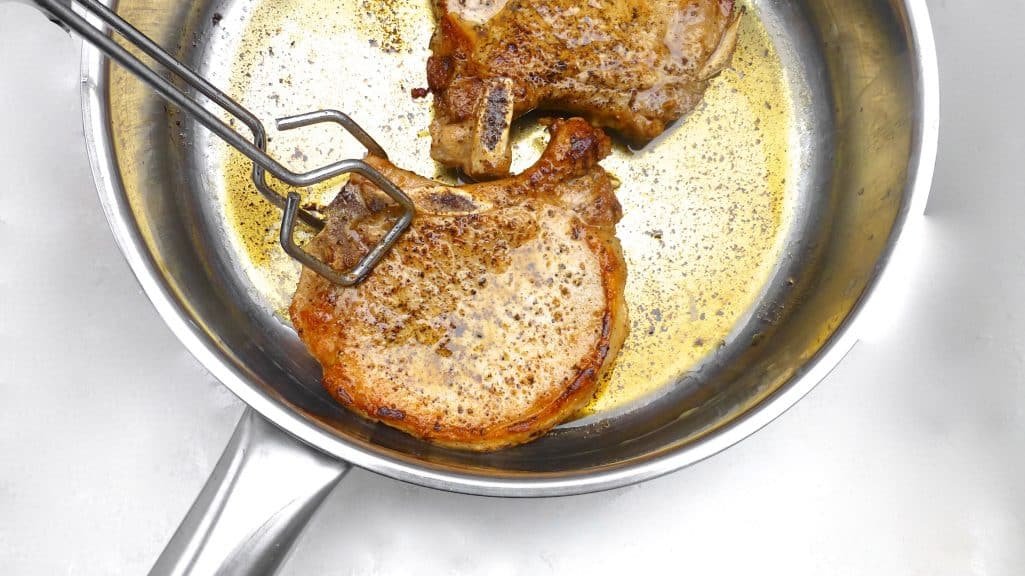 My pork chops crosse and blackwell style: sizzling pork chops in a piccalilli cream sauce... This dinner is ready in 30 minutes!