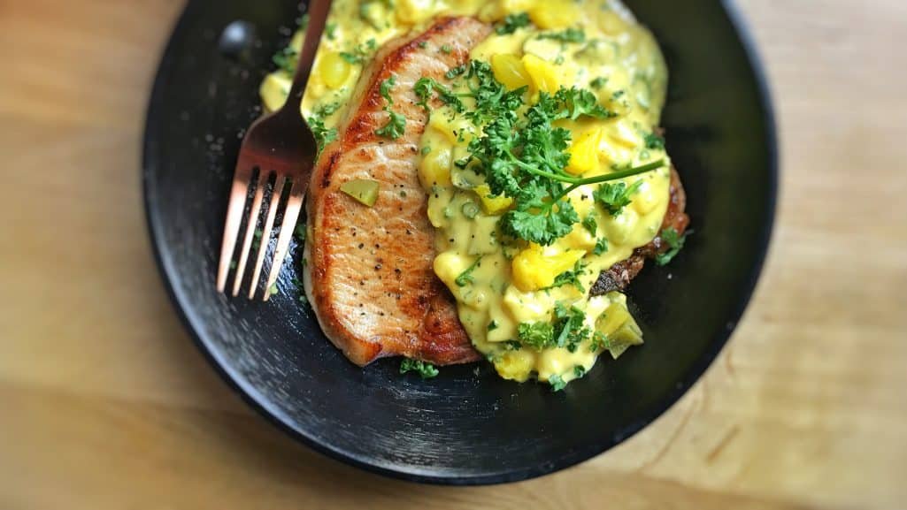 My pork chops crosse and blackwell style: sizzling pork chops in a piccalilli cream sauce... This dinner is ready in 30 minutes!