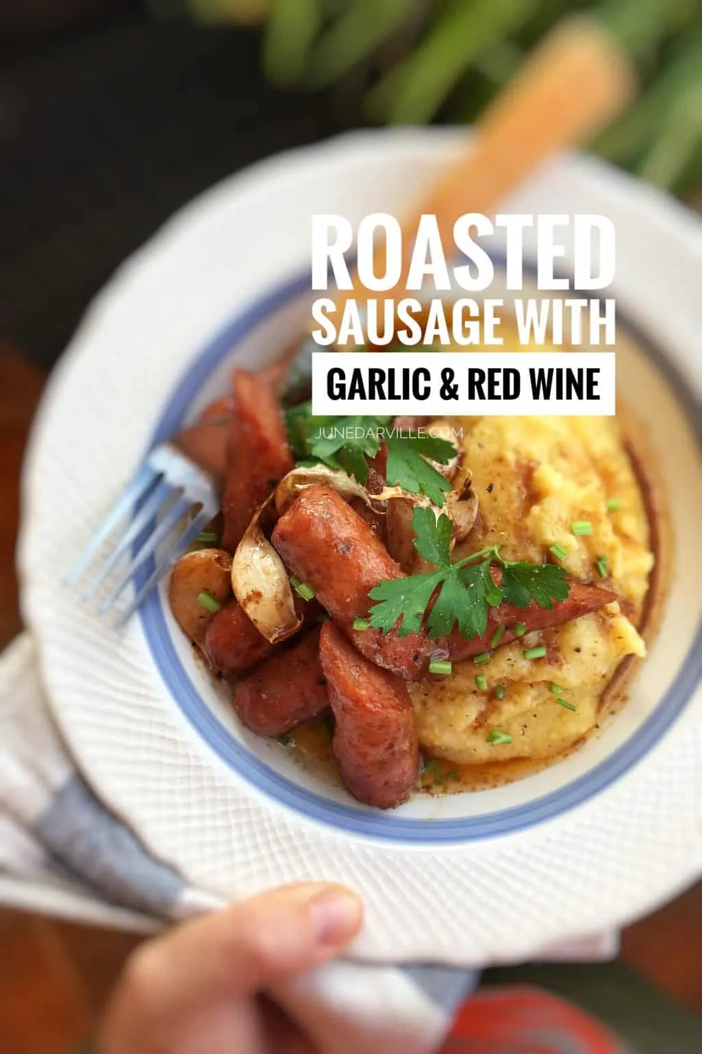 Delicious roasted sausage with soft garlic cloves and red wine... Served over buttery mashed potatoes or creamy polenta: flavor bomb!