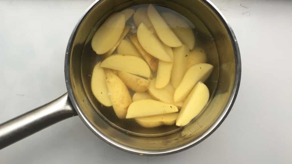 Crunchy lemon potatoes: give your oven roasted potatoes just that little extra kick by simply drizzling them with lemon juice!
