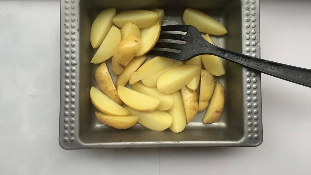 Crunchy lemon potatoes: give your oven roasted potatoes just that little extra kick by simply drizzling them with lemon juice!