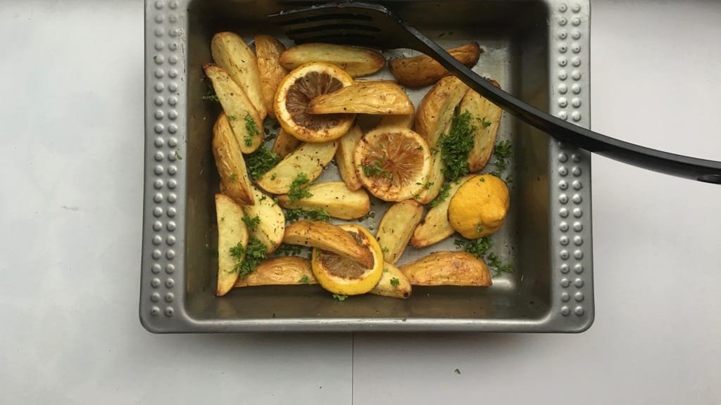 Crunchy lemon potatoes: give your oven roasted potatoes just that little extra kick by simply drizzling them with lemon juice!