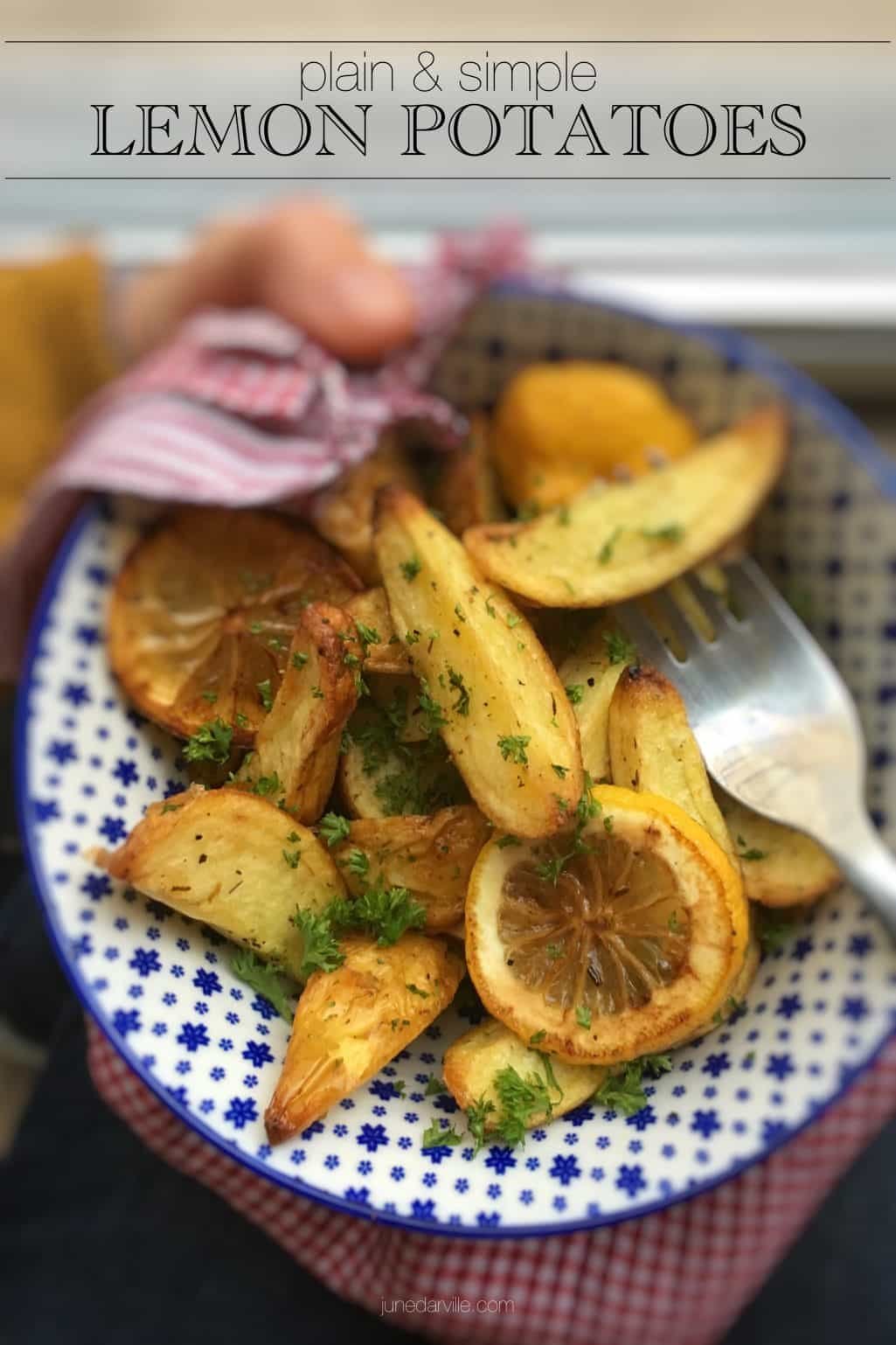 Crunchy lemon potatoes: give your oven roasted potatoes just that little extra kick by simply drizzling them with lemon juice!