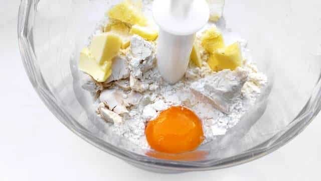 My easy banana pudding recipe: time for a good old-fashioned but light and easy dessert recipe! Do you like homemade banana pie?