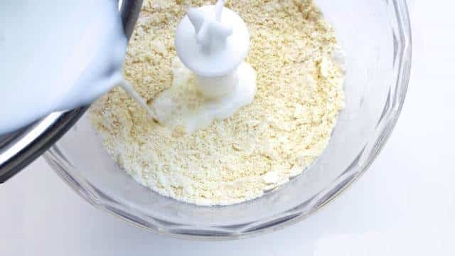 My easy banana pudding recipe: time for a good old-fashioned but light and easy dessert recipe! Do you like homemade banana pie?