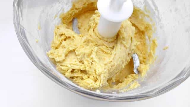 My easy banana pudding recipe: time for a good old-fashioned but light and easy dessert recipe! Do you like homemade banana pie?