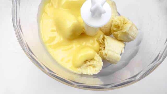 My easy banana pudding recipe: time for a good old-fashioned but light and easy dessert recipe! Do you like homemade banana pie?