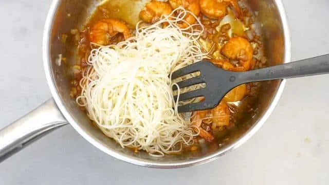 This is a flavorful Thai basil shrimp recipe, a simple noodle stir fry with amazing Thai flavors! I love the combination of noodles and shrimp...