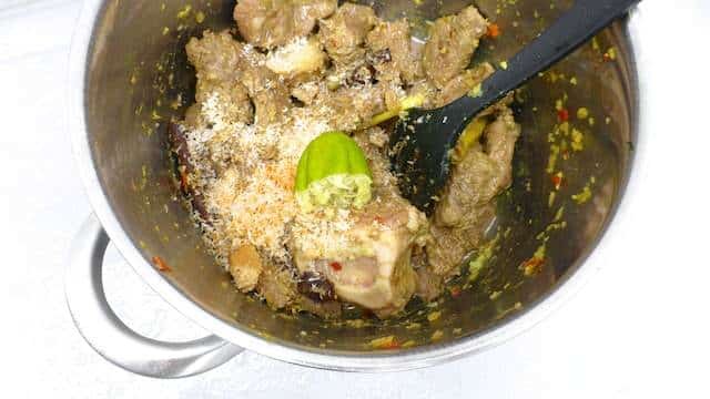 My spicy Indonesian beef rendang recipe: a rich South-East Asian curry with stewed beef, lots of spices and coconut milk!