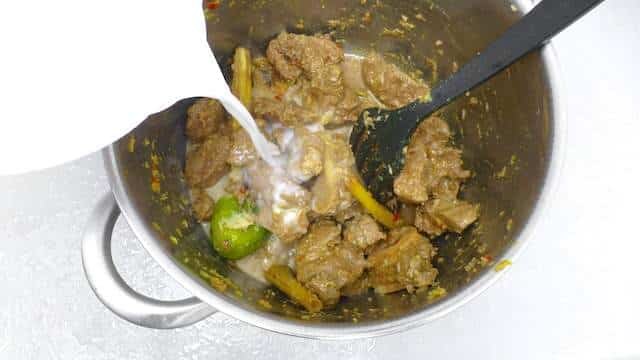 My spicy Indonesian beef rendang recipe: a rich South-East Asian curry with stewed beef, lots of spices and coconut milk!