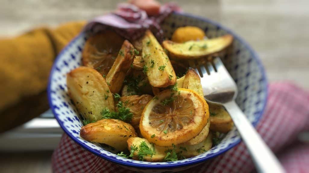 Crunchy lemon potatoes: give your oven roasted potatoes just that little extra kick by simply drizzling them with lemon juice!