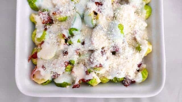 Hearty side dish idea: a delicious Brussels sprouts gratin with crunchy bacon and a creamy parmesan cheese bechamel sauce!