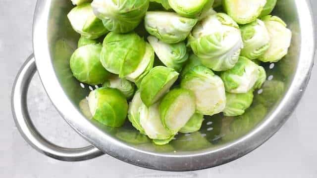 Hearty side dish idea: a delicious Brussels sprouts gratin with crunchy bacon and a creamy parmesan cheese bechamel sauce!