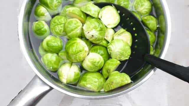 Hearty side dish idea: a delicious Brussels sprouts gratin with crunchy bacon and a creamy parmesan cheese bechamel sauce!
