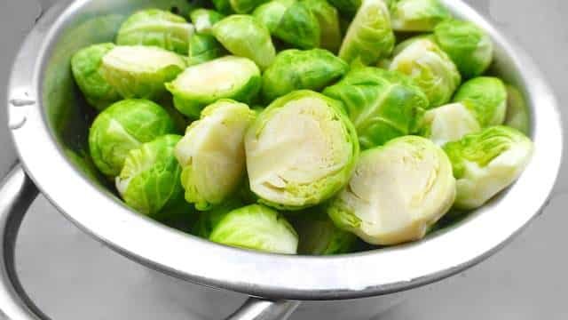 Hearty side dish idea: a delicious Brussels sprouts gratin with crunchy bacon and a creamy parmesan cheese bechamel sauce!