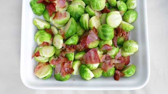 Hearty side dish idea: a delicious Brussels sprouts gratin with crunchy bacon and a creamy parmesan cheese bechamel sauce!