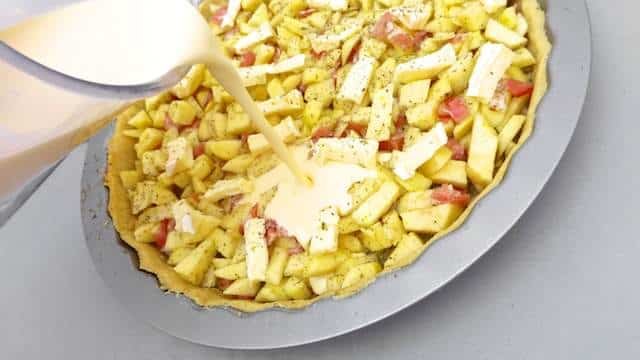 Do you like quiche? Try out this surprisingly easy quiche recipe: a hearty cheese quiche recipe with salted bacon and fresh apples!