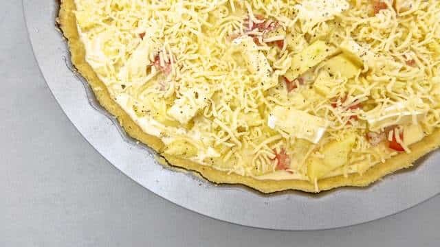 Do you like quiche? Try out this surprisingly easy quiche recipe: a hearty cheese quiche recipe with salted bacon and fresh apples!