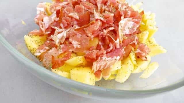 Do you like quiche? Try out this surprisingly easy quiche recipe: a hearty cheese quiche recipe with salted bacon and fresh apples!