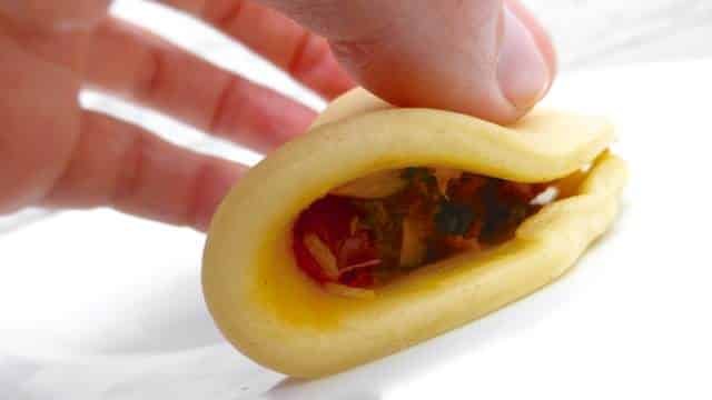 My favorite empanada recipe: crunchy and light baked dough pockets filled with a spicy tuna and tomato mixture... A great snack or lunch idea!