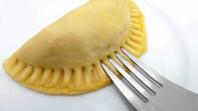 My favorite empanada recipe: crunchy and light baked dough pockets filled with a spicy tuna and tomato mixture... A great snack or lunch idea!