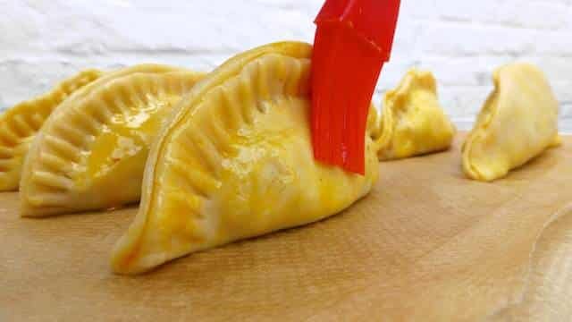 My favorite empanada recipe: crunchy and light baked dough pockets filled with a spicy tuna and tomato mixture... A great snack or lunch idea!