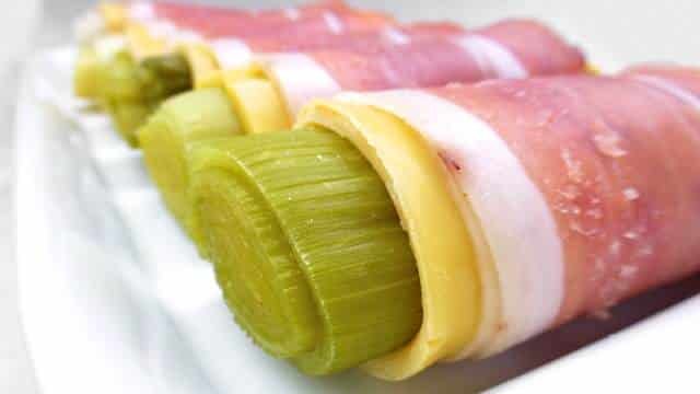 Here’s a creative take on the Belgian chicory rolls classic: my creamy easy ham and leeks rolls au gratin in cheese sauce...
