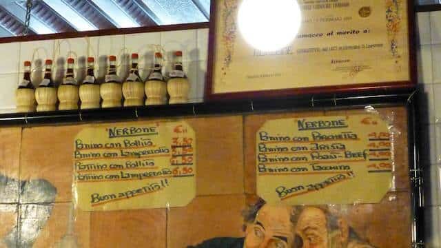 Lampredotto Da Nerbone: a tripes sandwich for breakfast in Florence! Read here where you can find the best lampredotto sandwich in town!